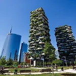 Unicredit And Bosco Verticale - Little House * ميلان